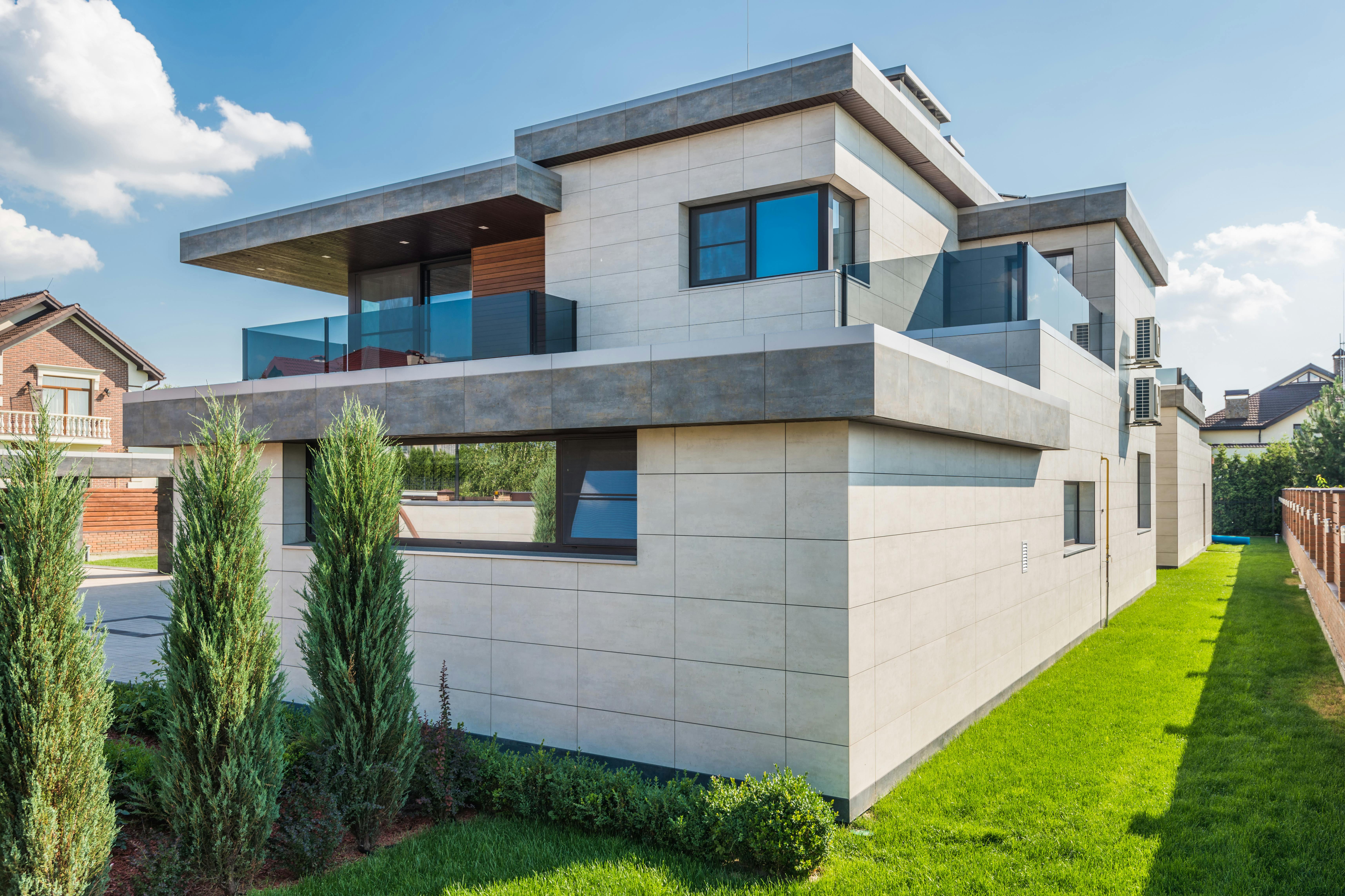 Villa avec cyprès entretenue par Hush Garden paysagiste Saint-Just